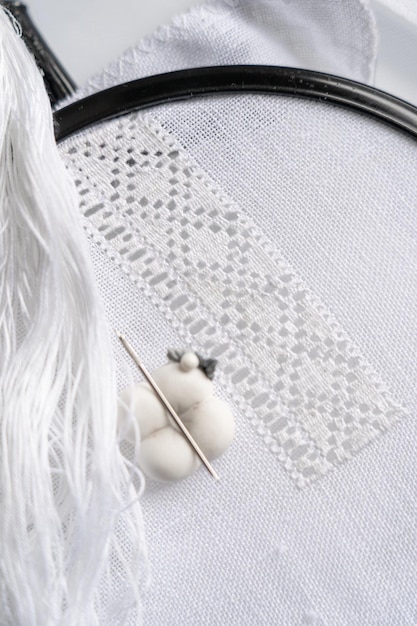 ręcznie haftowane detale